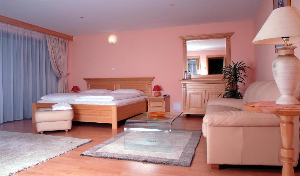 Hotel Karpatsky Dvor Lozorno Habitación foto