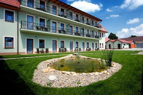 Hotel Karpatsky Dvor Lozorno Exterior foto